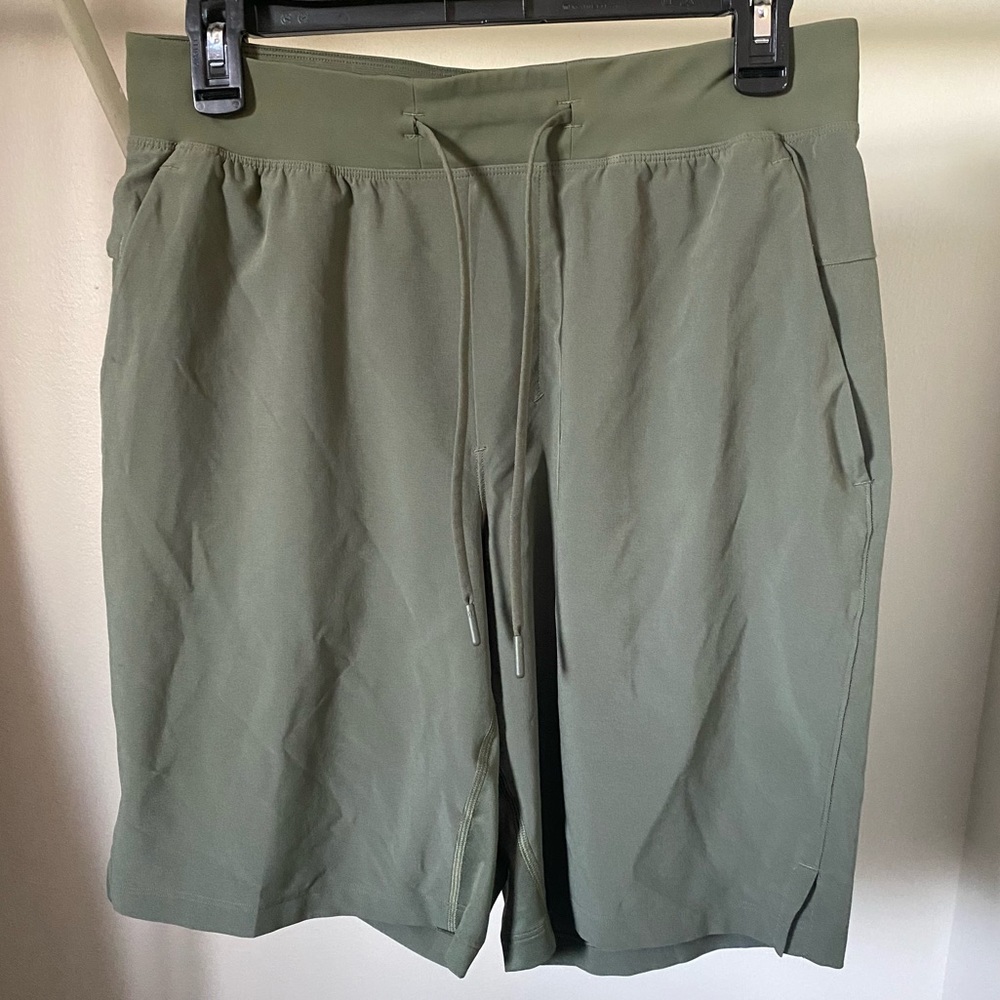 Lululemon Men’s T.H.E. Short green Sz M
